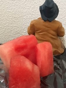 Oma met watermeloen